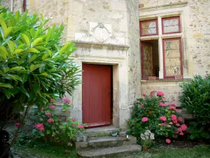 Le Mans - Old Mans - Plantagenet town: Saint-Jacques canonical house with its red door bordered by hydrangeas in bloom