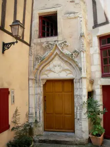 Le Mans - Old Mans - Plantagenet town: door of the Argouges mansion