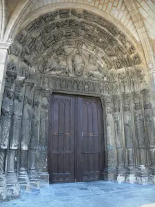 Le Mans - Old Mans - Plantagenet Plaats: Zuid-portaal van de kathedraal Saint-Julien en zijn gebeeldhouwde timpaan