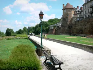 Le Mans - Bench in the Gourdaine garden with a view of the Roman wall