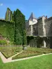 Le Mans - Bloemperken in de tuin Pierre de Ronsard, en voormalig paleis van de graven van Maine (Plantagenet koninklijk paleis) behuizing het gemeentehuis (mairie)