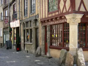 Le Mans - Vieux Mans - Cité Plantagenêt : maisons à pans de bois de la vieille ville, dont la maison du Pilier aux Clefs