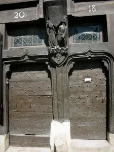 Le Mans - Vieux Mans - Cité Plantagenêt : portes et personnages sculptés de la maison des Deux Amis