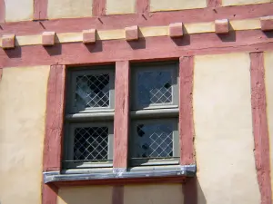 Le Mans - Vieux Mans - Cité Plantagenêt : fenêtre et pans de bois de la maison du Pilier Rouge 