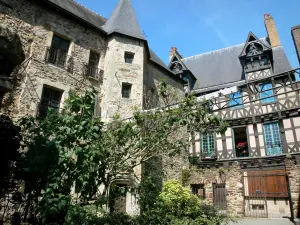 Le Mans - Vieux Mans - Cité Plantagenêt : cour du musée de la Reine Bérengère et façade à pans de bois de la maison des Deux Amis