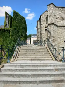 Le Mans - Escalier, et ancien palais des comtes du Maine (palais royal Plantagenêt) abritant l'hôtel de ville (mairie)