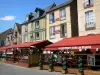 Le Mans - Vieux Mans - Cité Plantagenêt : façades de maisons et terrasses de restaurants de la place Saint-Pierre