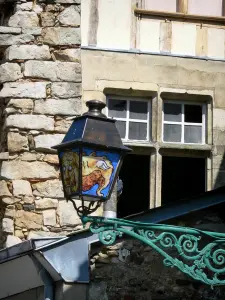 Le Mans - Vieux Mans - Cité Plantagenêt : façades de maisons et lanterne décorée