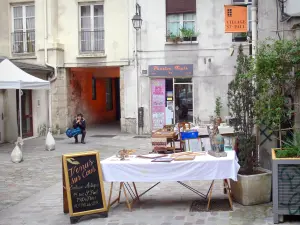 Le Marais - Stalls in an inner courtyard of the Saint-Paul village