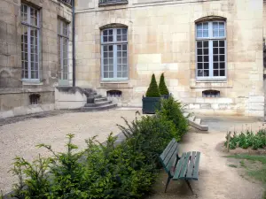 Le Marais - Garden of the Lamoignon mansion with benches