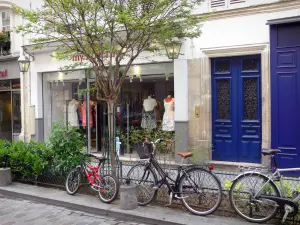 Le Marais - Bicycles in the Rue des Rosiers street