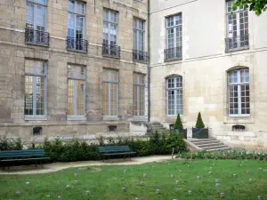 Le Marais - Garden of the Lamoignon mansion with benches