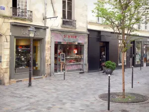 Le Marais - Shops in the Rue des Rosiers street