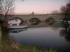 Marais poitevin - Pont enjambant un canal, bateaux amarrés et arbres