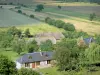 Marais Vernier - Maisons, dont deux chaumières, arbres et champs ; dans le Parc Naturel Régional des Boucles de la Seine Normande