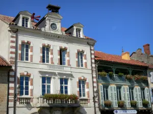 Marciac - Hôtel de ville (mairie) et maison Guichard abritant l'office de tourisme Bastides et Vallons du Gers