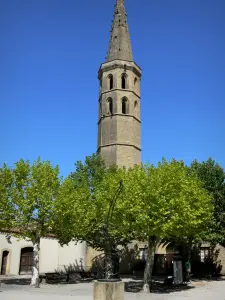 Marciac - Clocher octogonal de l'ancien couvent des Augustins et place du Chevalier d'Antras agrémentée de platanes (arbres)