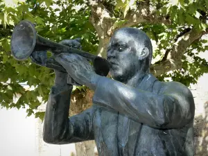 Marciac - Estatua del trompetista Wynton Marsalis, y el sicomoro (árbol) en el fondo