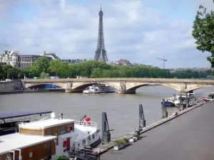 Márgenes del Sena - Port des Champs Elysées con sus barcazas amarradas, con vistas al Sena, el Pont des Invalides y la Torre Eiffel