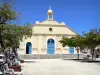 Marie-Galante - Iglesia de St. Anne -de - Capesterre Marie-Galante y plaza con árboles y bancos