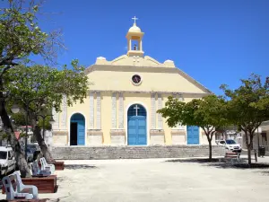 Marie-Galante - Église Sainte-Anne de Capesterre-de-Marie-Galante et sa place agrémentée d'arbres et de bancs