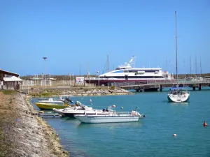 Marie-Galante - Port de Grand-Bourg et ses bateaux amarrés
