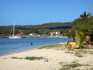 Marie-Galante - Plage de Saint-Louis avec vue sur le port et le bourg de Saint-Louis