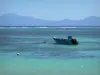 Marie-Galante - Boot treibend auf den türkisfarbenen Gewässern des Meeres