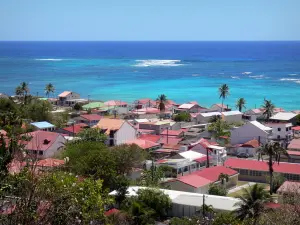 Marie-Galante - Vue sur les toits du bourg de Capesterre-de-Marie-Galante au bord de la mer turquoise