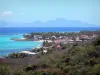 Marie-Galante - Blick auf die Dächer des Ortes Capesterre-de-Marie-Galante am Ufer des türkisfarbenen Meeres und die Insel Dominica im Hintergrund