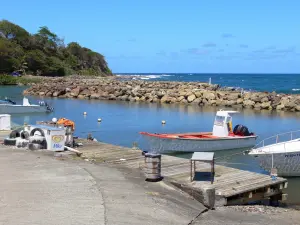 Le Marigot - Port de pêche et ses bateaux amarrés