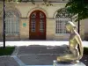 Marmande - Statue de la Pomme d'Amour, place et façade de l'hôtel de ville (mairie)