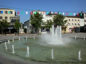 Marmande - Salpicadura de agua, tiendas y fachadas de la ciudad