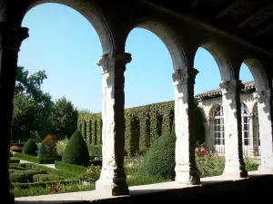 Marmande - Arcos renacentistas del claustro con vistas al jardín a la francesa
