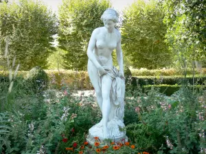 Marmande - Estatua (escultura) en el jardín francés del claustro de Notre Dame