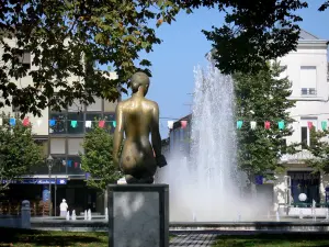 Marmande - Pomme d'Amour statue, fountain, trees and facades of the town