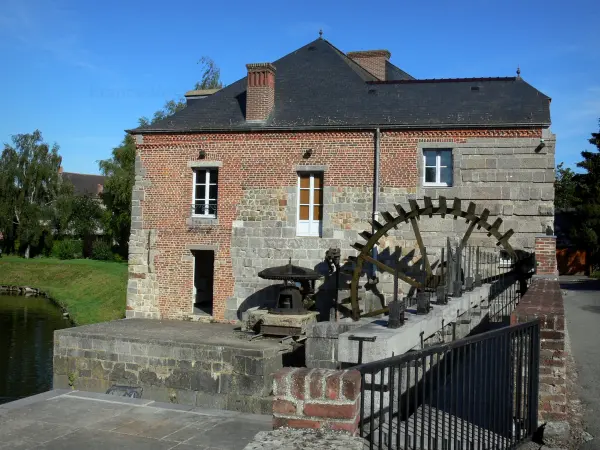 Maroilles - Moulin de l'abbaye (moulin à eau) et rivière Helpe Mineure, dans le Parc Naturel Régional de l'Avesnois