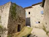 Marsanne - Ruelle pavée du vieux village bordée de maisons en pierre à volets bleus