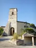 Marsanne - Glockenturm des alten Dorfes, durchbohrt von einer Tür und altem Waschhaus