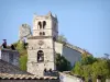 Marsanne - Glockenturm der Kirche Saint-Félix und Ruinen des Bergfrieds der alten feudalen Burg