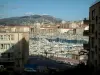 Marseille - Edificios en la ciudad con el puerto y sus barcos, las colinas en el fondo