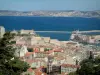 Marseille - La explanada de la Basílica de Notre-Dame de la Garde, con vistas a los edificios de la ciudad, el Fuerte de San Nicolás, Fort Saint-Jean, y el mar Mediterráneo frente a la costa