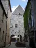 Martel - Fassade des Patrizierhauses Raymondie (in der Mitte) und Häuser der Stadt, im Quercy