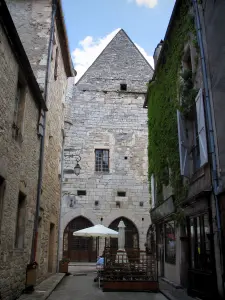 Martel - Veduta esterna della Raymondie (al centro) e le case della città, in Quercy