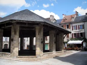 Martel - Halle e case di Place des Consoli, in Quercy