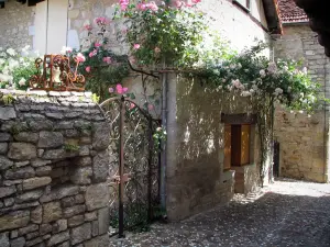 Martel - Casa con rose rampicanti (rose) in Quercy