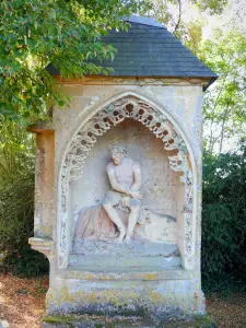 Marville - Estatua del Cristo de la Misericordia en el cementerio de Saint-Hilaire