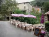 Le Mas Soubeyran - Hameau cévenol du Mas Soubeyran, sur la commune de Mialet, dans les Cévennes : terrasse de café, maisons et arbres