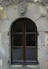 Masgot - Facade of a house with window topped by a sculpture