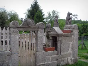 Masgot - Portillon et mur de clôture surmontés de sculptures